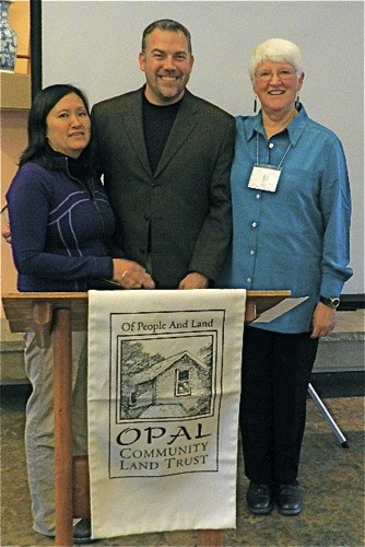 Rita and Steve Bailey (left) were honored as this year’s recipients of the Sky Award at OPAL Land Trust’s 22nd annual meeting. Presenting the award was Helen Bee (right).