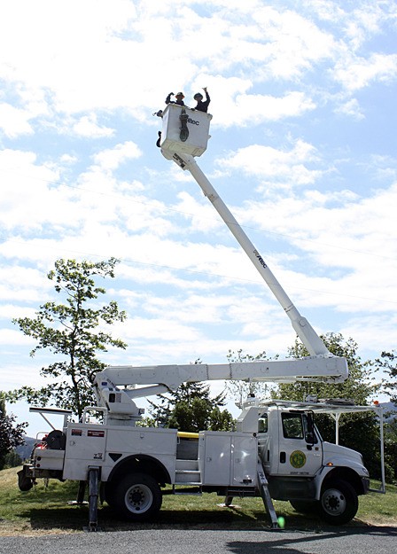 OPALCO apprentice lineman Matt Minnis (l) and lineman Scott Otto (r).