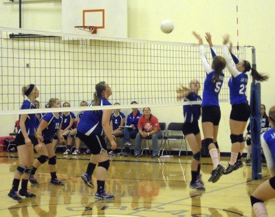#5 is Freeda Crow and #22 is Alicia Susol going up for a block.