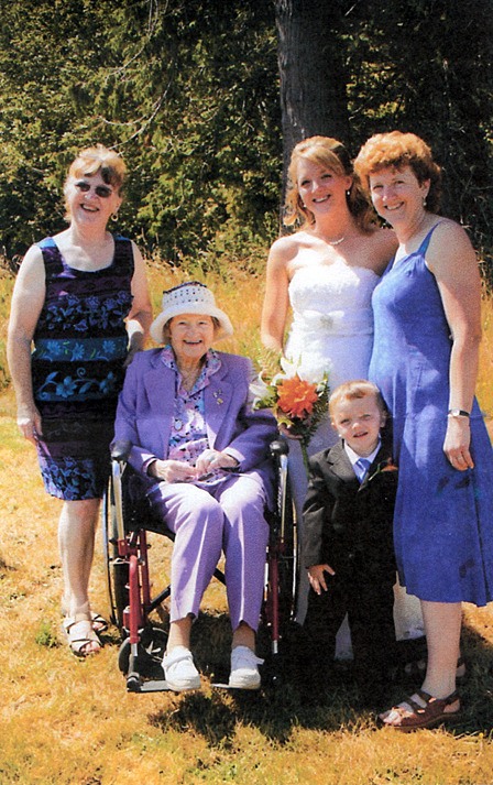 Bride Jessica Shaffer with her family.