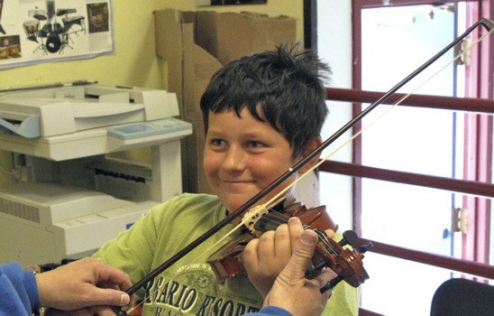 A student  at the “instrument zoo.”