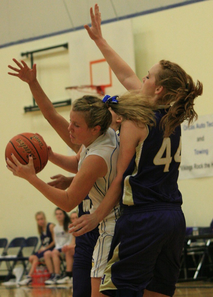 Viking Bella Nigretto fights for the ball.