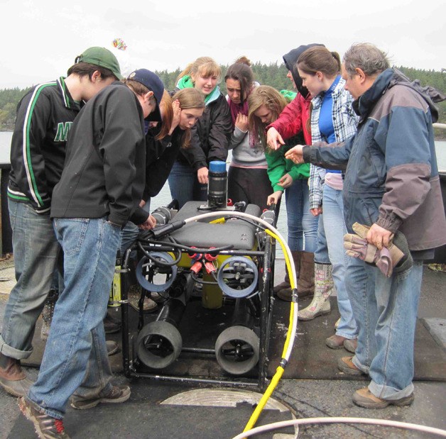 Students view the UW Centennial's remotely operated vehicle.