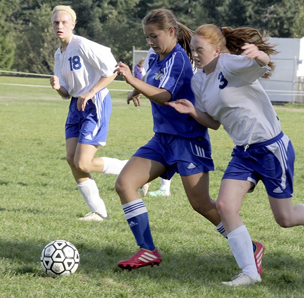 Orcas Vikings surround a Mt. Vernon player.