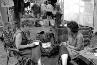 Two craft booth vendors become acquainted at the 2007 Fair.