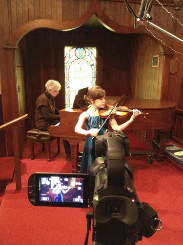 Cierra Lutz performing for the King FM radio competition.