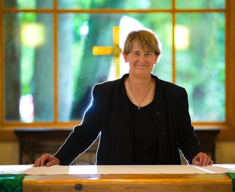 Pastor Beth Purdum at St. David’s Episcopal Church in Friday Harbor. (Mike Siegel/The Seattle Times)