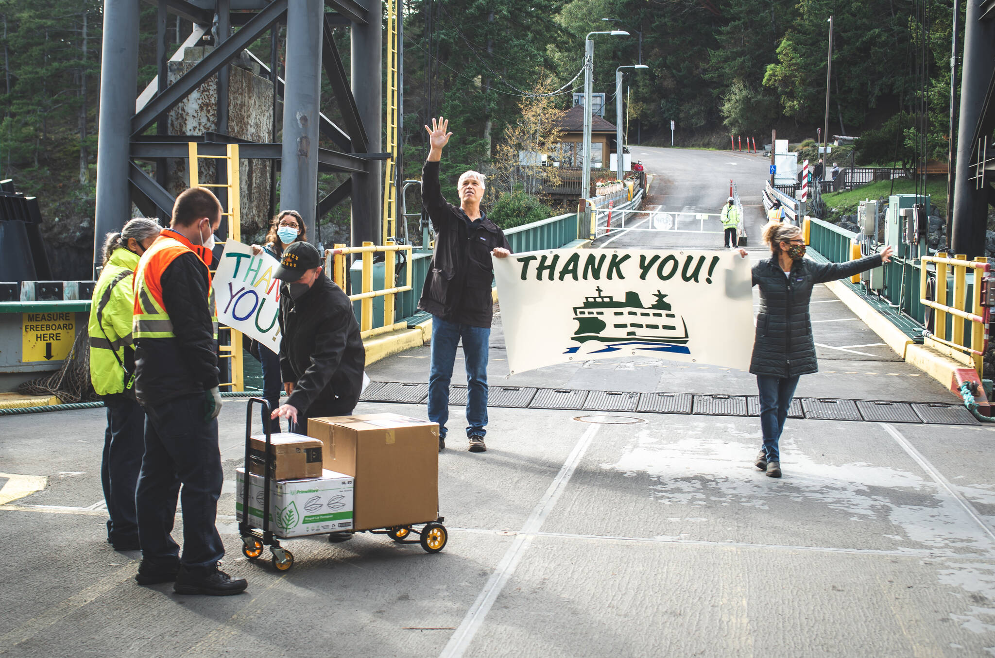 Photo by Andrea Huss
On Tuesday, Oct. 19 islanders turned out for A Wave of Gratitude to show the systems beleaguered workers some love. Pictured at left are Lopezians. On Orcas, Lance Evans participated by giving cookies and cards to the landing ferry staff.