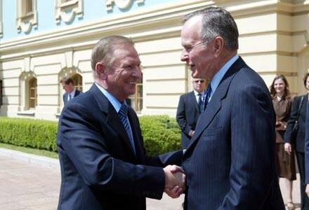 Contributed photo
Former President George Bush shaking hands with Ukrainian President Kuchma, Necia Quest to the right.