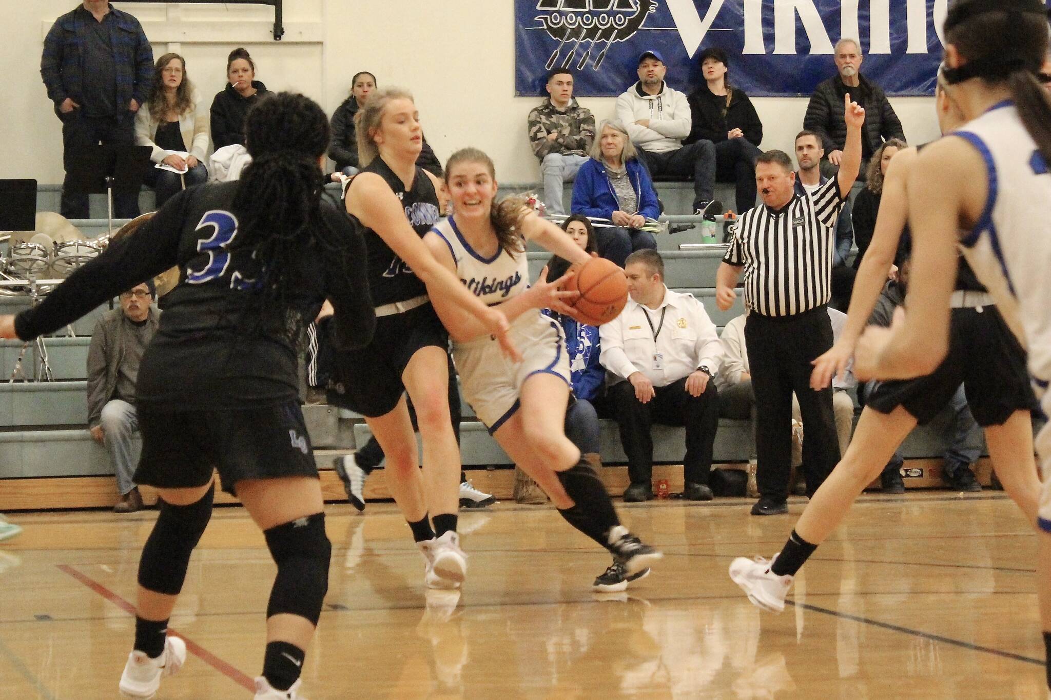 Corey Wiscomb photo.
Bethany Carter dips the shoulder below a La Conner defender on a drive to the hoop.
