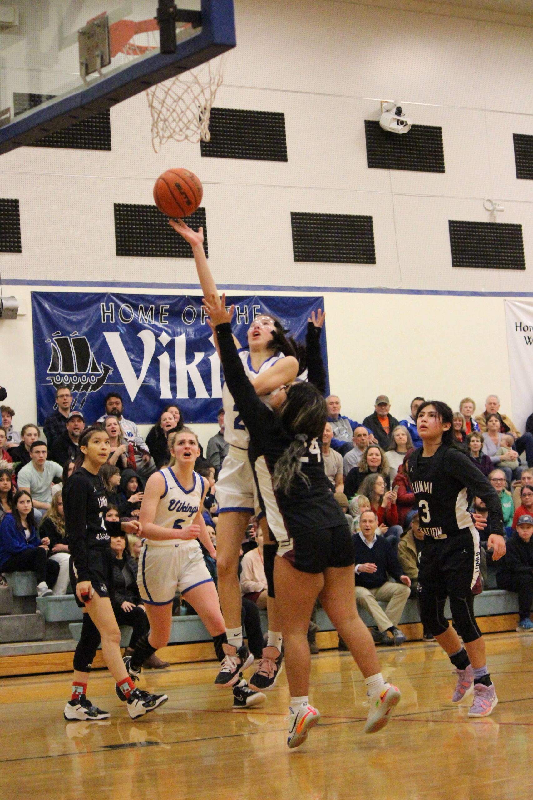 Corey Wiscomb photo.
Ava Ashcraft completes a tough drive to the hoop.