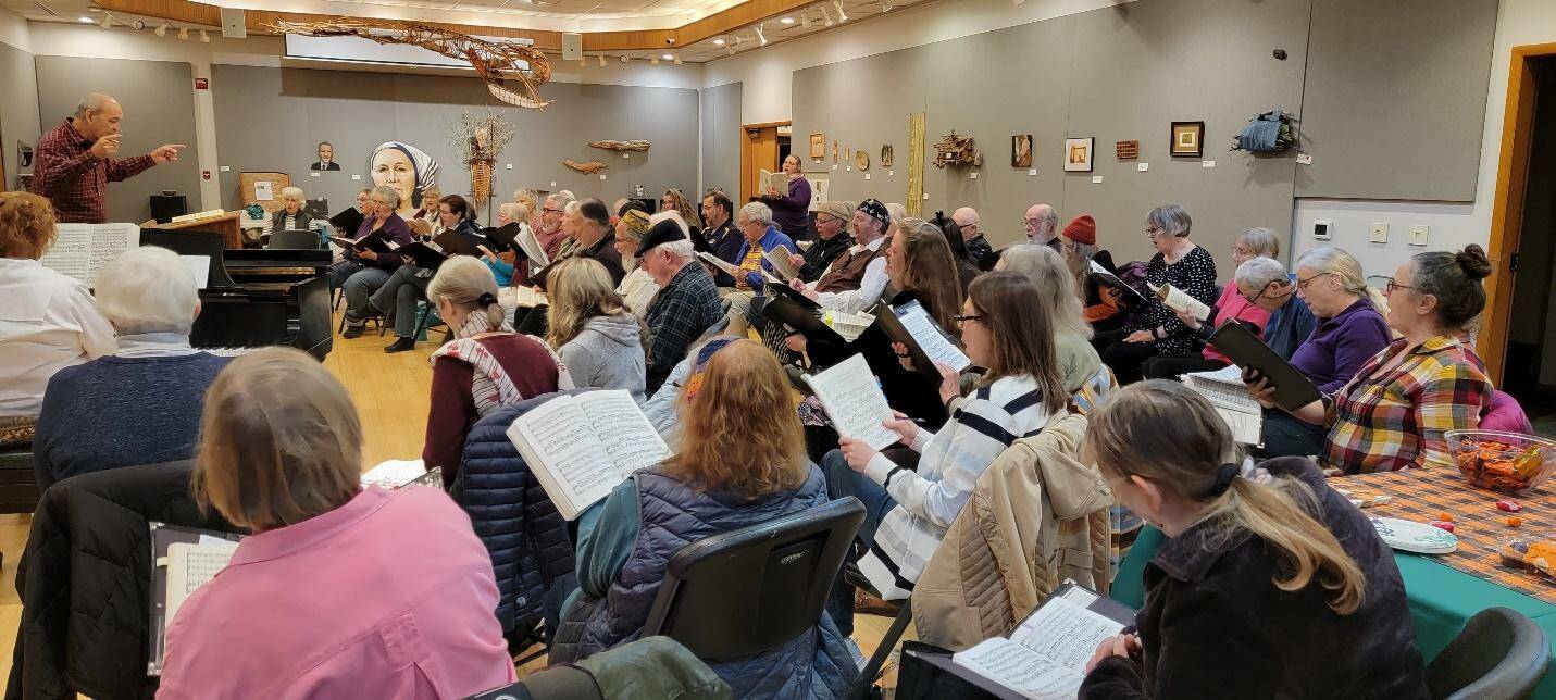 Bruce Langford rehearses Orcas Choral Society in Messiah.
Photo by Craig Abolin.