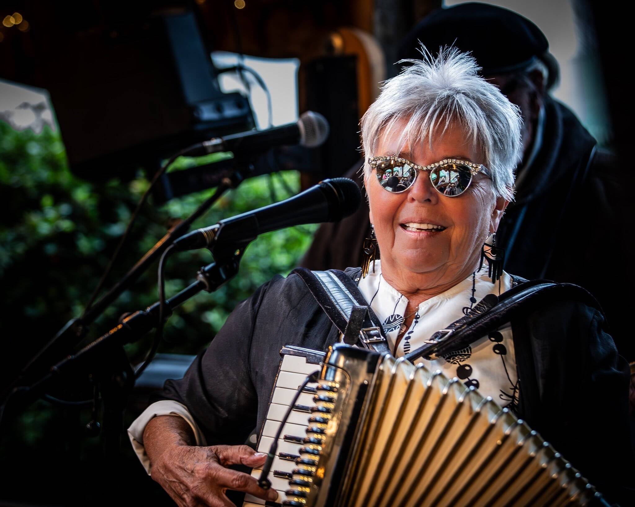 Darrell Kirk photo.
Auntie Kate with her band, the Uncles of Funk, where she stirs up a mess of Blues, seasoned with R&B. She is a charismatic singer with a style all her own. Auntie Kate is a Descendant of Hawaiian Kanakas from Salt Spring Island in British Columbia, Canada.