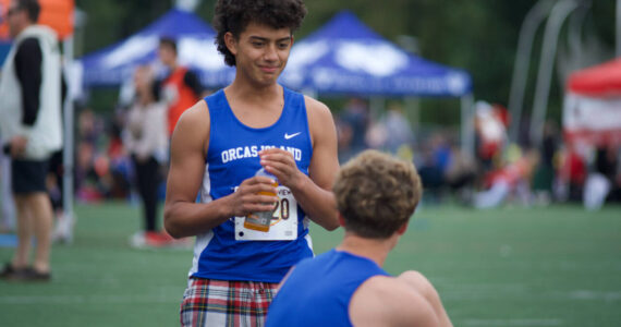 Darrell Kirk photo.
Teammates rest on the sidelines.