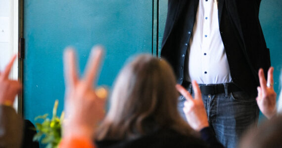 Henry ‘Oz, The German Magician, performing at an Orcas Yacht Club event.