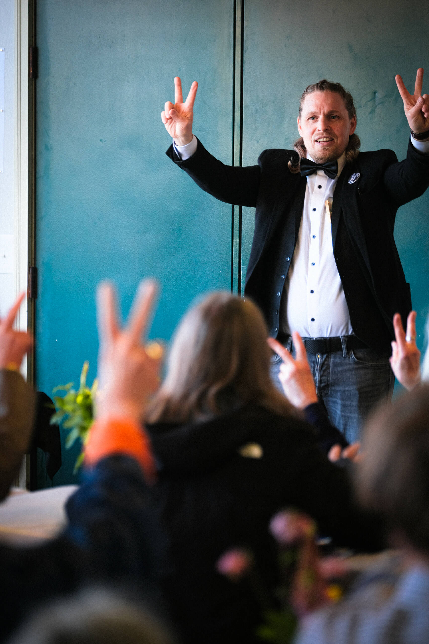 Henry Oz, The German Magician, performing at an Orcas Yacht Club event.