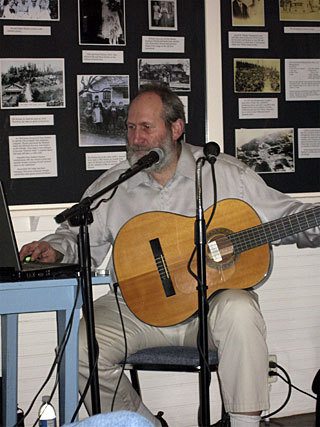 Mike Speece performing.