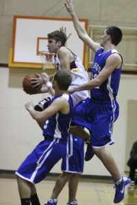 Lobo Alex Buffum goes up against Vikings Daniel Janssen and Henri Bredouw for the score.