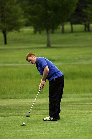 Orcas golfer Alan Coe takes his time with his putt