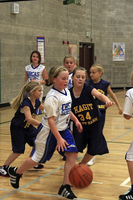 Orcas Viper Katy Minnis drives the ball up the court during a game last season. Also pictured are Vipers JoAnn Mietzner (back left) and Evelyn Hance (back right).