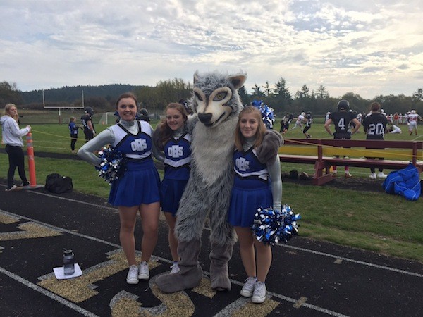 Vikings cheerleaders with the Lobos' mascot.