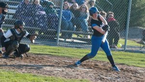 Lana Bronn (15) swinging away