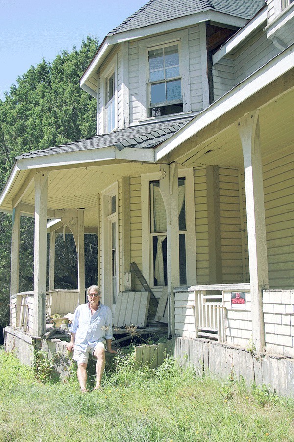 Scott McKay in front of the Frederick Head House.