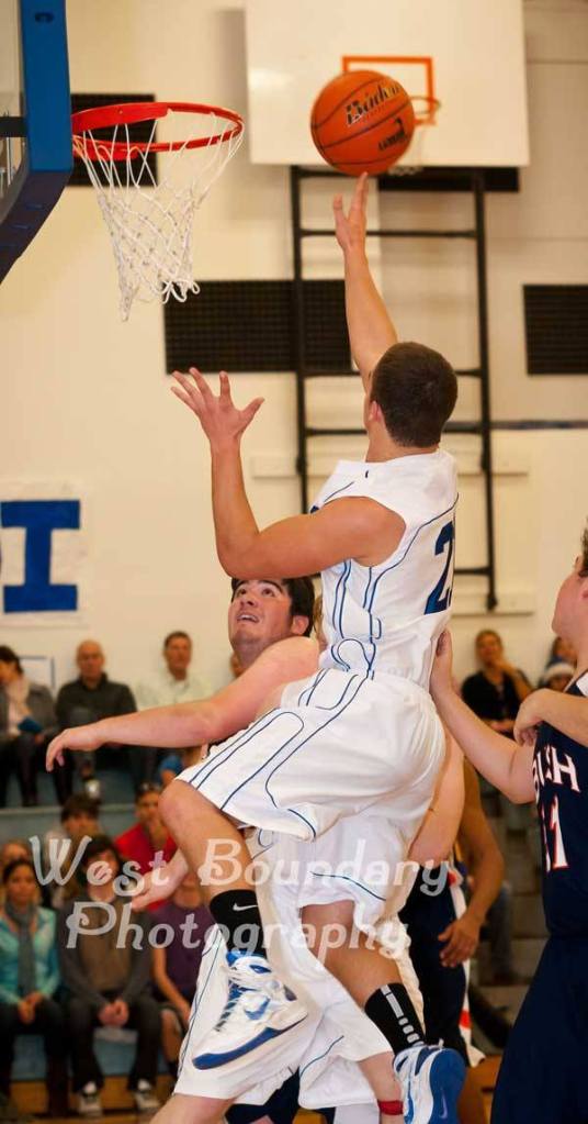 Viking Aubrey Schermerhorn drives for a layup.