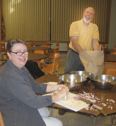 Fifth season volunteers Marian O’Brien and Keith Whitaker help peel and clean 15 pounds of fresh garlic.