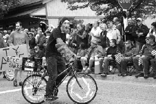 Forest Gropp publicizes Community Bikeshare in the Orcas Chamber of Commerce Fourth of July parade