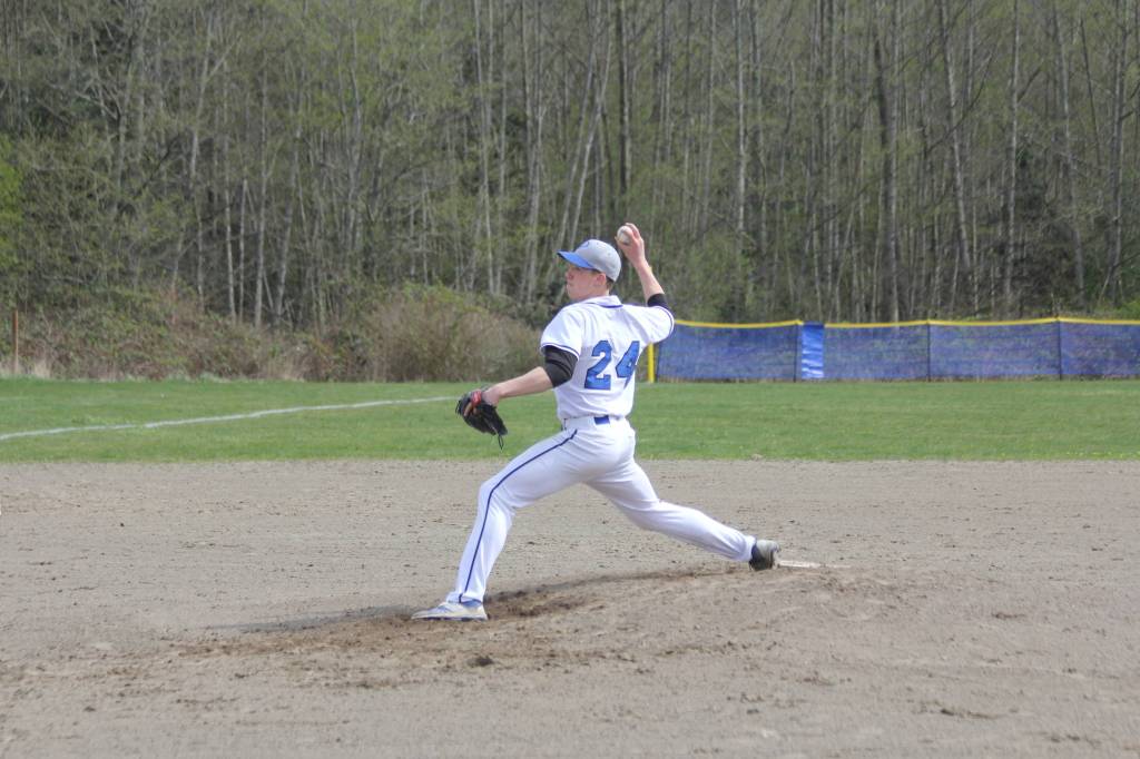 Vikings take on La Conner and Friday Harbor; crew team travels to Lake Stevens for regatta