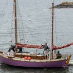 Boat runs up on shoreline rocks
