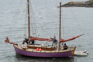 Boat runs up on shoreline rocks