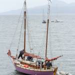 Boat runs up on shoreline rocks