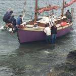 Boat runs up on shoreline rocks