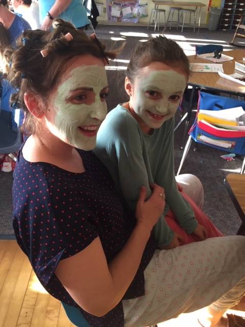 Elementary school holds pajama party and reading night