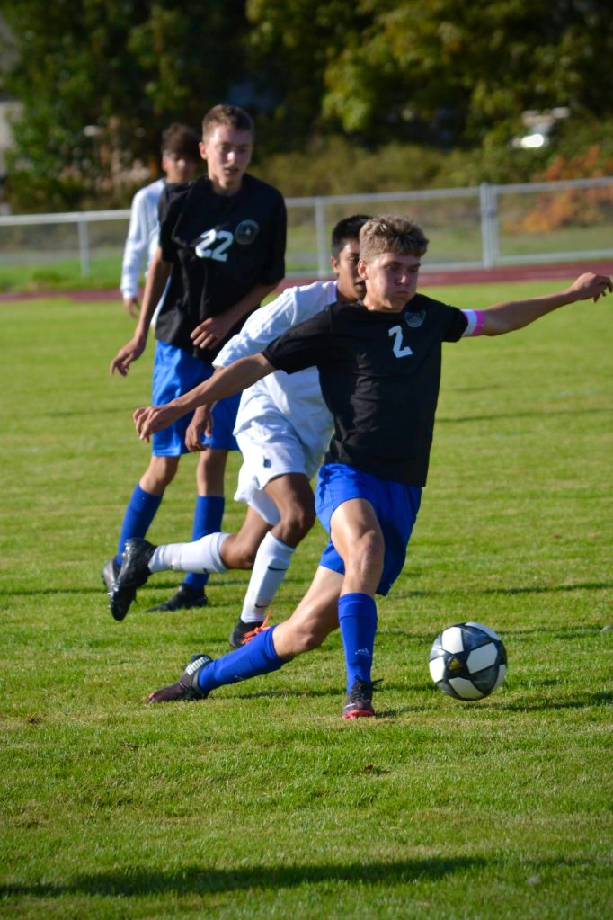 Corey Wiscomb photo
Junior Co-Captain Tommy Anderson-Cleveland penetrates the Mount Vernon Christian defense.