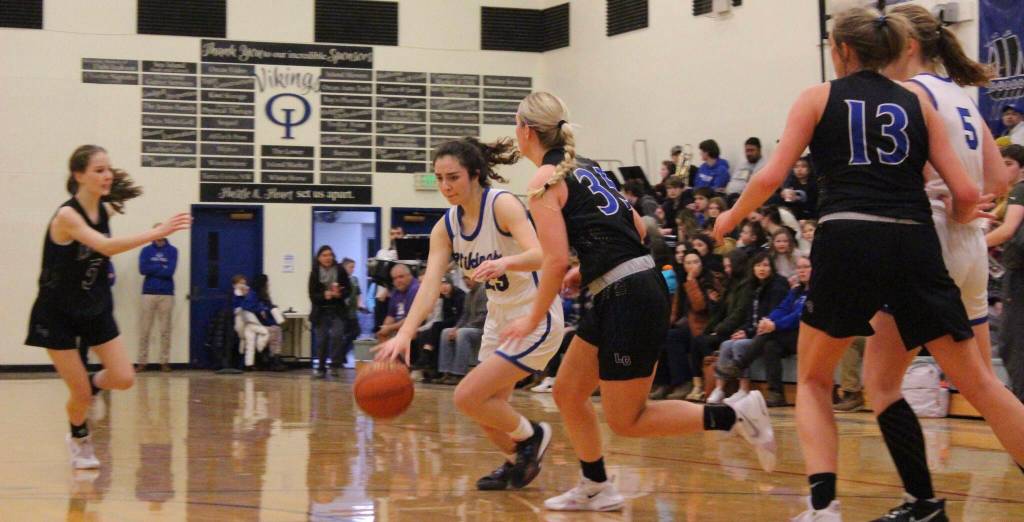 Corey Wiscomb photo.
Sofia Mahoney-Jauregui looks to penetrate the middle against the Braves.