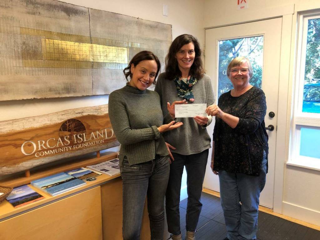 Margie Bangs photo.
Molly Donovan, Finance Administrator (center) and Tera Andaya, Director of Community Engagement and Public Relations, receive Market Day proceeds for the Orcas Island Community Foundations Pea Patch Project from Lynn Baker, Emmanuel parishioner (right).