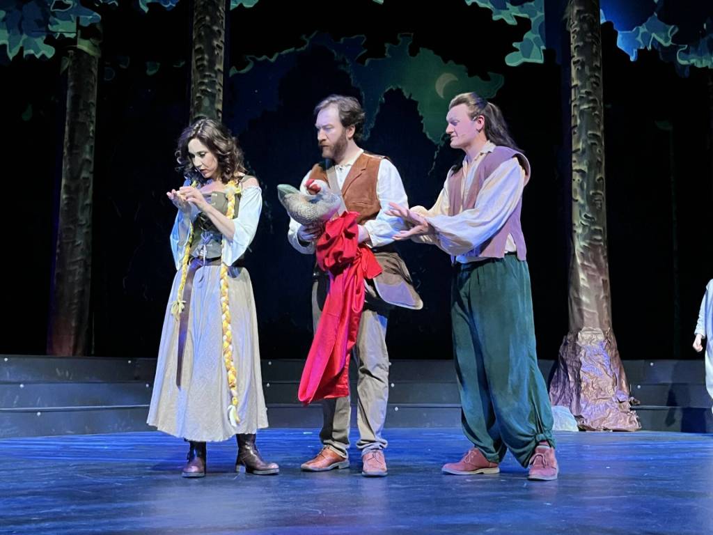 Colleen Smith Summers photo.
Katie Zwilling (left), Indy Zoeller and and Luke Bronn (right).