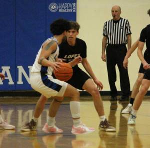 Cienna Richardson photo.
Viking Remy Lago playing against Lopez.