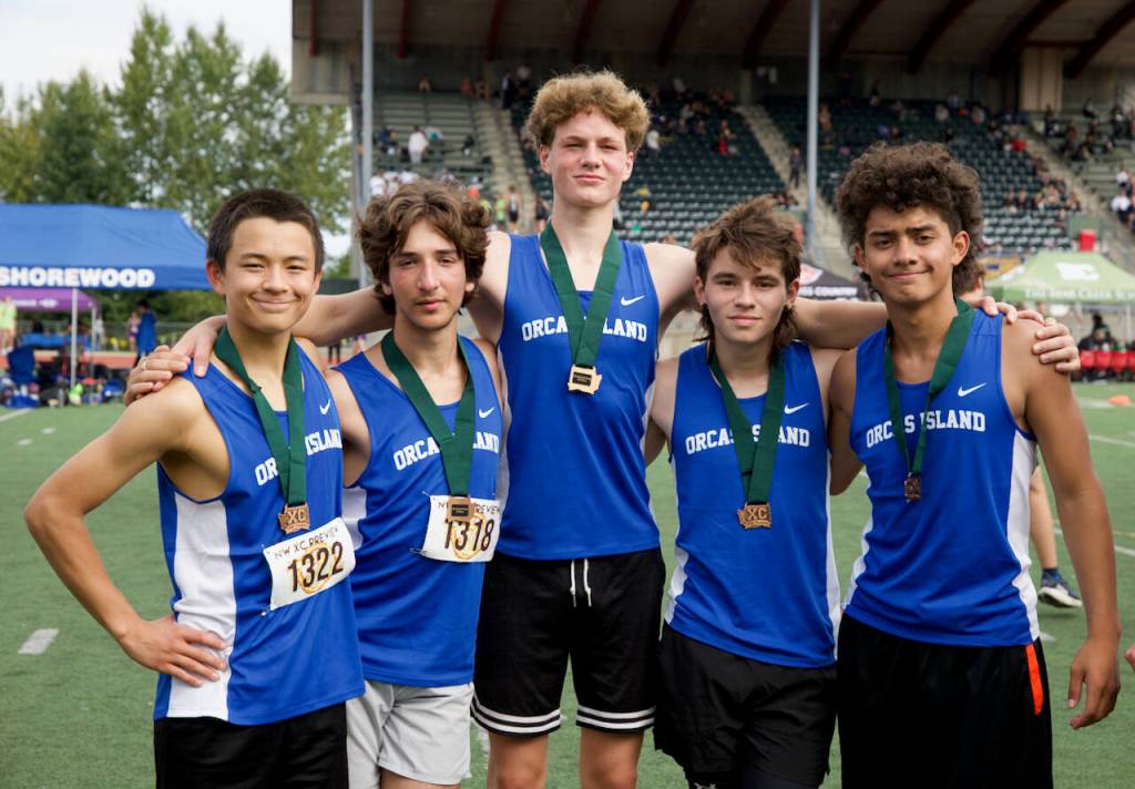 Darrell Kirk photo.
Part of the team shows off their medals.